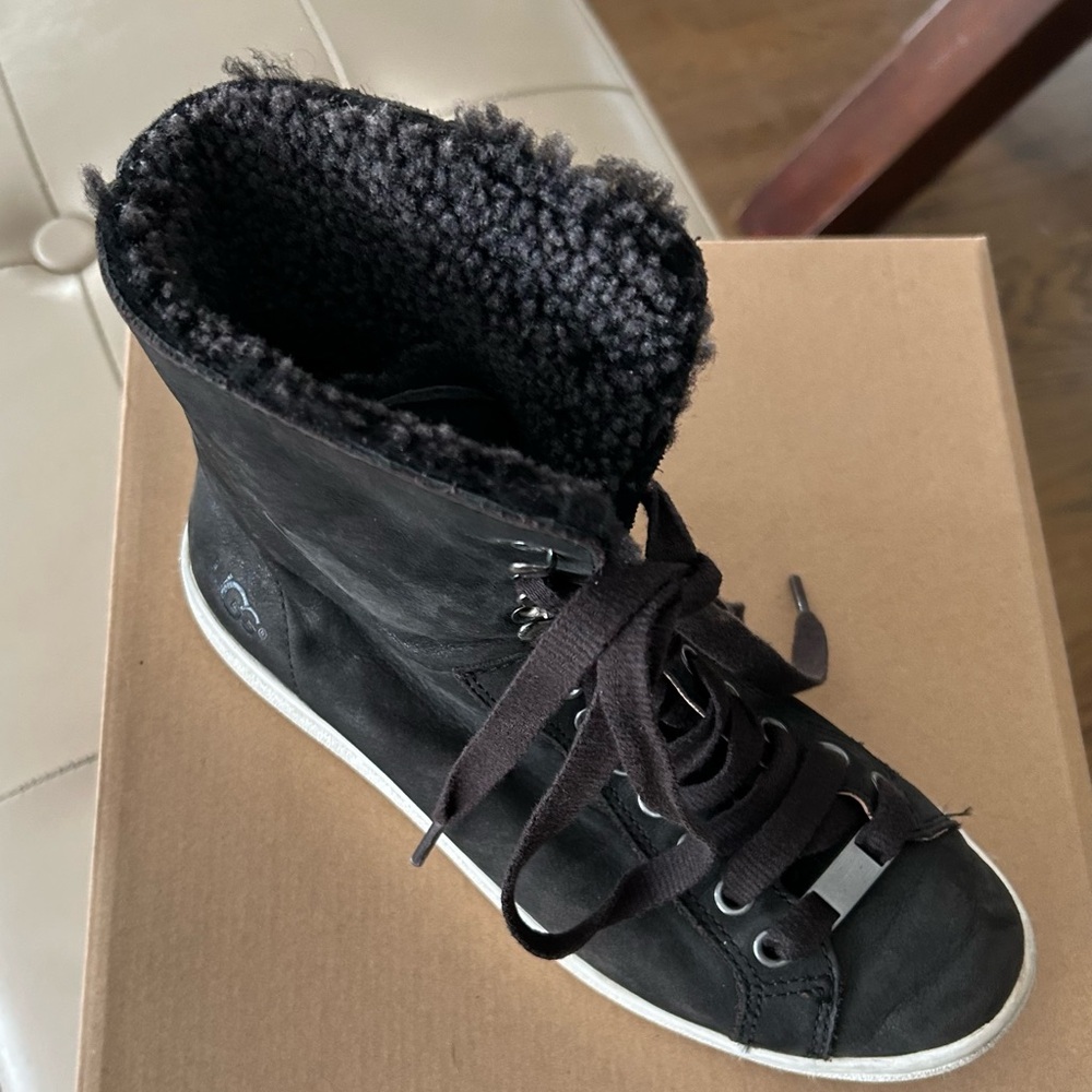 UGG Starlyn Shearling Lined Sneakers . Black Size 7.
